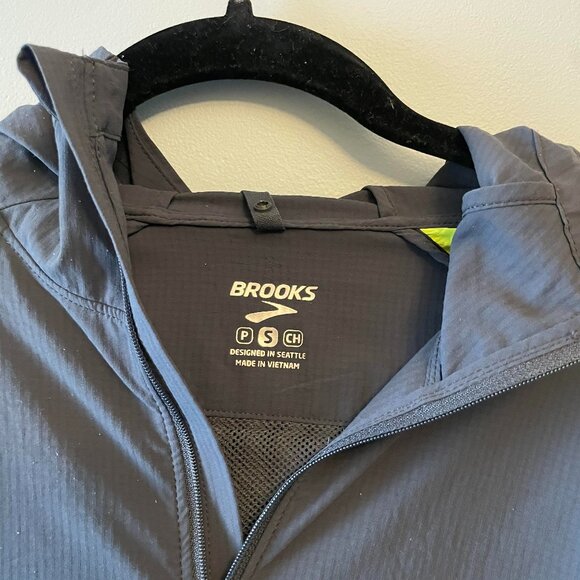 Brooks Nightlife High Visibility Running Jacket, Women's Small - Picture 5 of 5